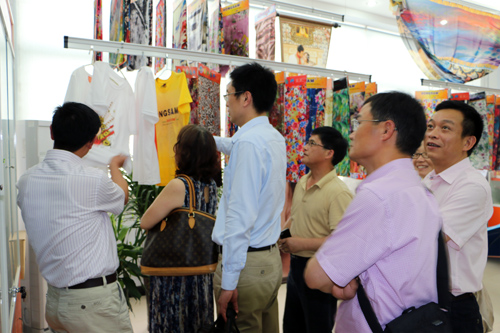 與會人員參觀鴻盛數(shù)碼紡織品印花成果展廳